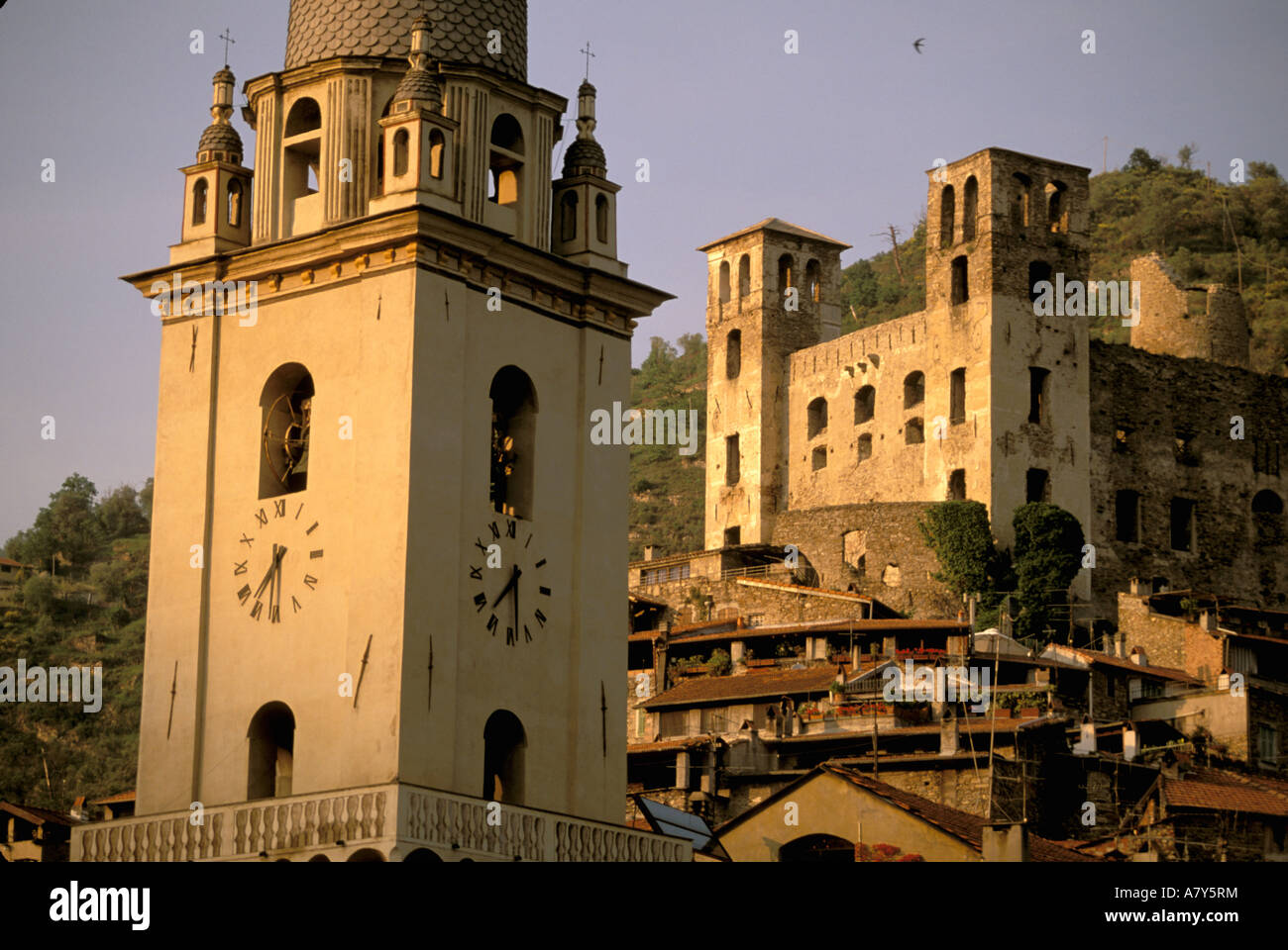 Europa, Italien, Ligurien, Dolceacqua: Riviera di Ponente. Blick auf II Castello dei Doria (12. Jahrhundert). Am späten Nachmittag. Stockfoto