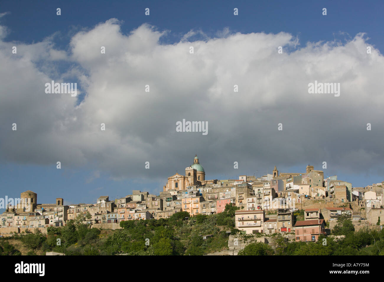 Italien, Sizilien, Piazza Amerina, Blick auf die Stadt mit Dom Stockfoto