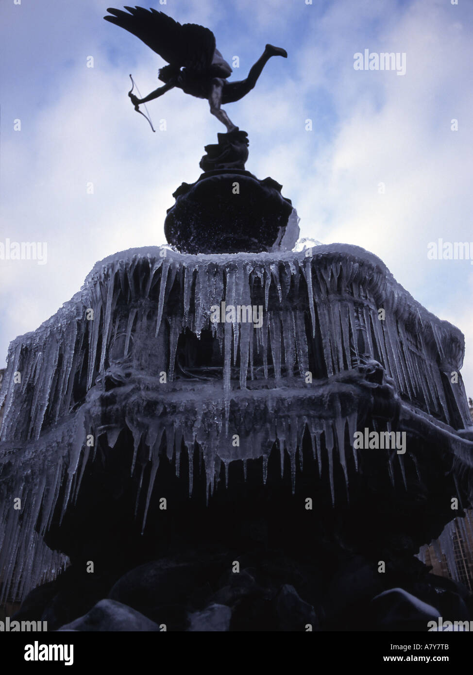 Statue des Eros mit gefrorenen Brunnen in Piccadilly Circus London Stockfoto