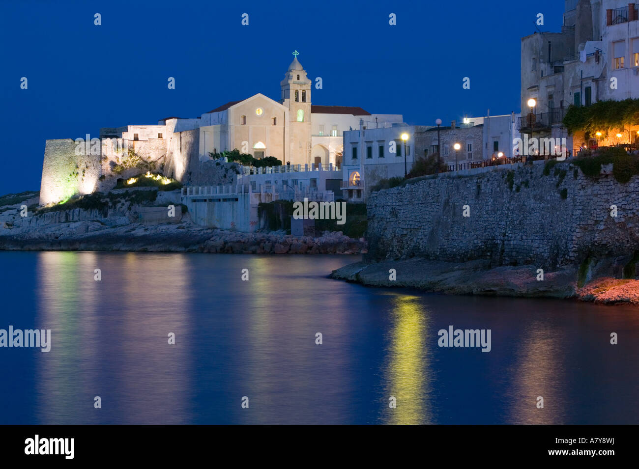 Italien, Apulien, Promontorio del Gargano, Vieste, Blick auf Punta San Francesco & Kirche Stockfoto