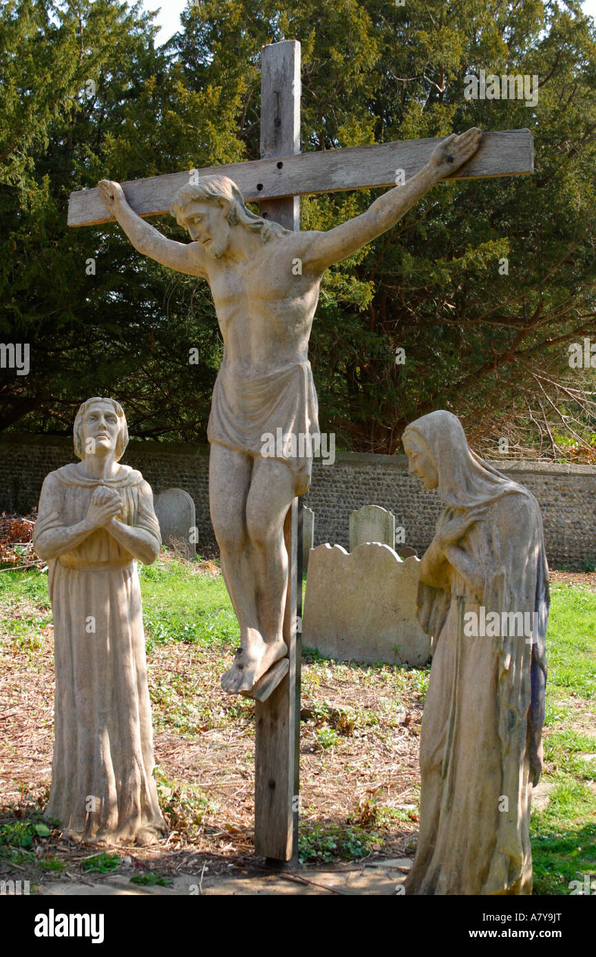 Drei Statuen bekannt als The Golgatha auf dem Friedhof der St.-Nikolaus-Pfarrkirche, Arundel, Sussex Stockfoto