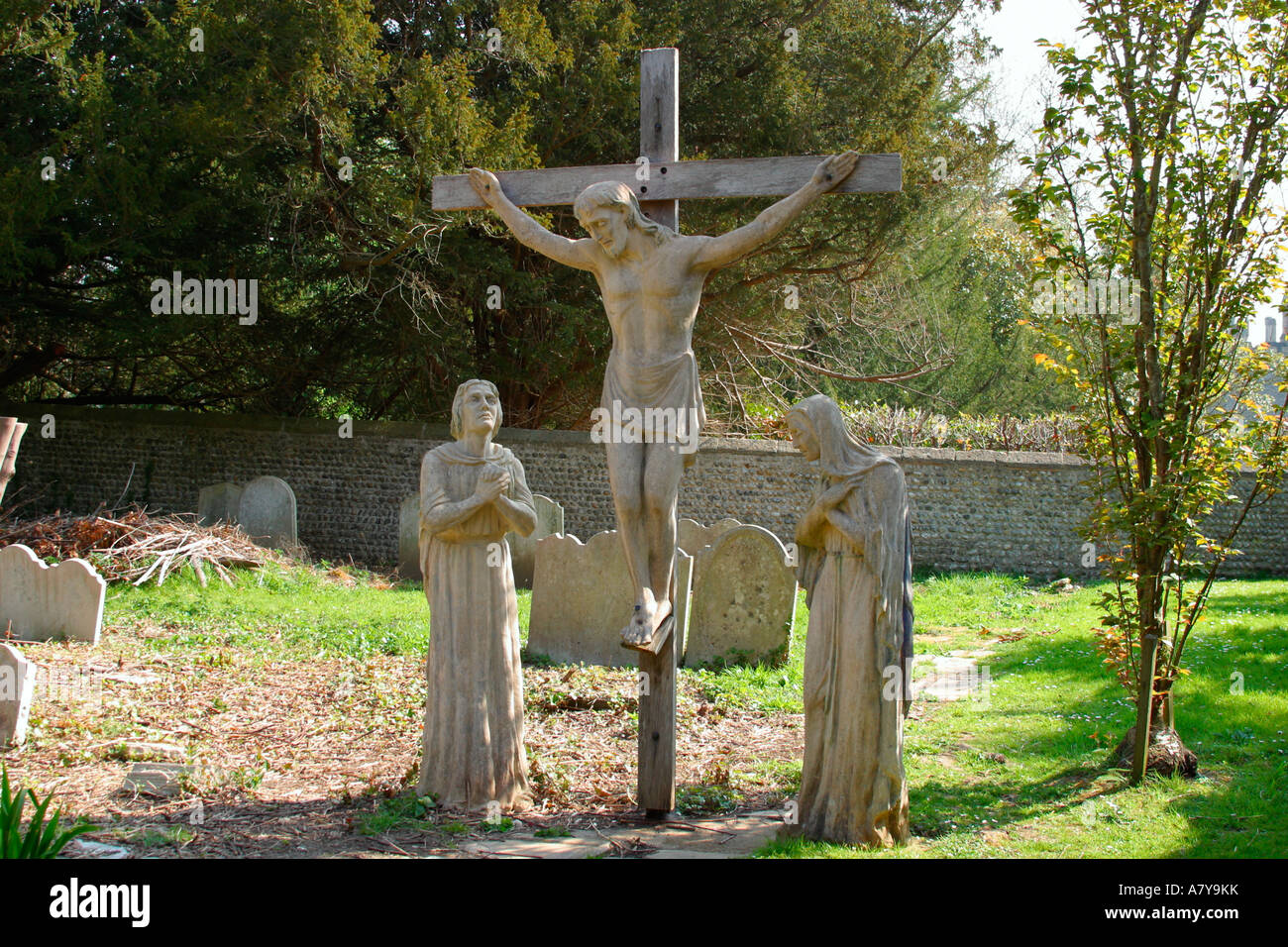 Drei Statuen bekannt als The Golgatha auf dem Friedhof der St.-Nikolaus-Pfarrkirche, Arundel, Sussex Stockfoto