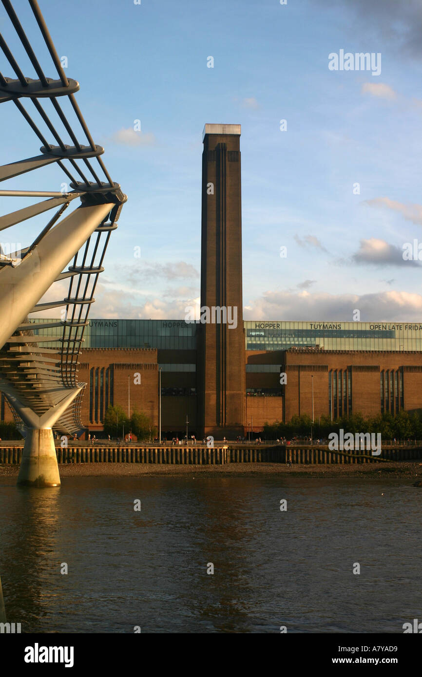 Millennium Bridge die Themse und der Tate Modern in den späten Nachmittag Stockfoto