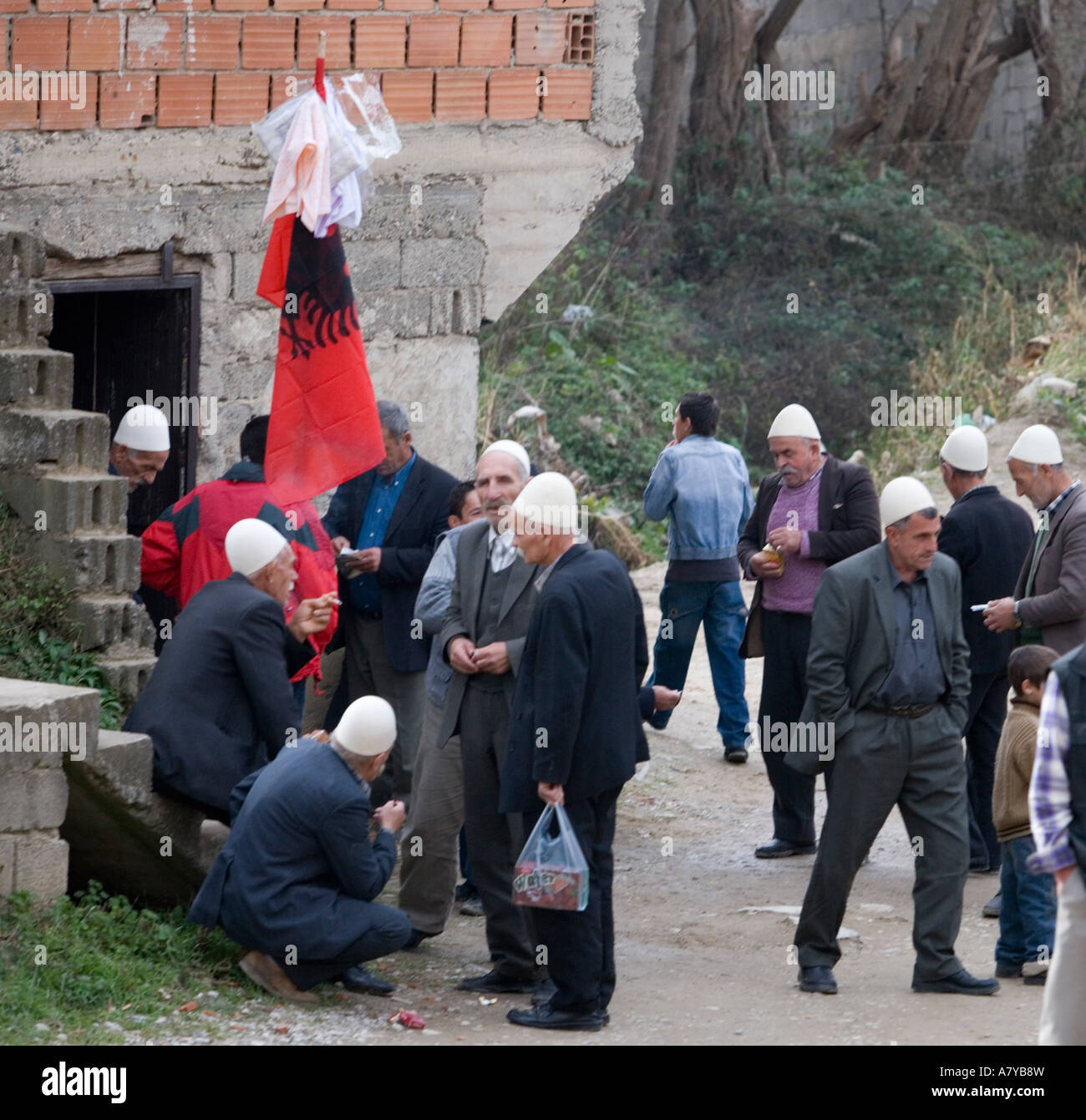 Albaner versammeln sich in der Nähe einer Moschee für eine formelle Feier, vielleicht eine Hochzeit. -Kann nicht in üble Nachrede gegenüber Serbien verwendet werden. Stockfoto