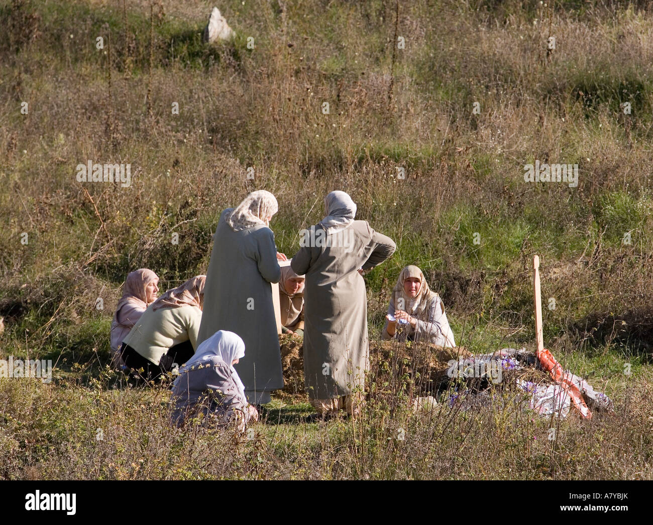 Ethnische Albaner auf Friedhof außerhalb Prizren. -Kann nicht in üble Nachrede gegen serbische Kultur verwendet werden. Stockfoto