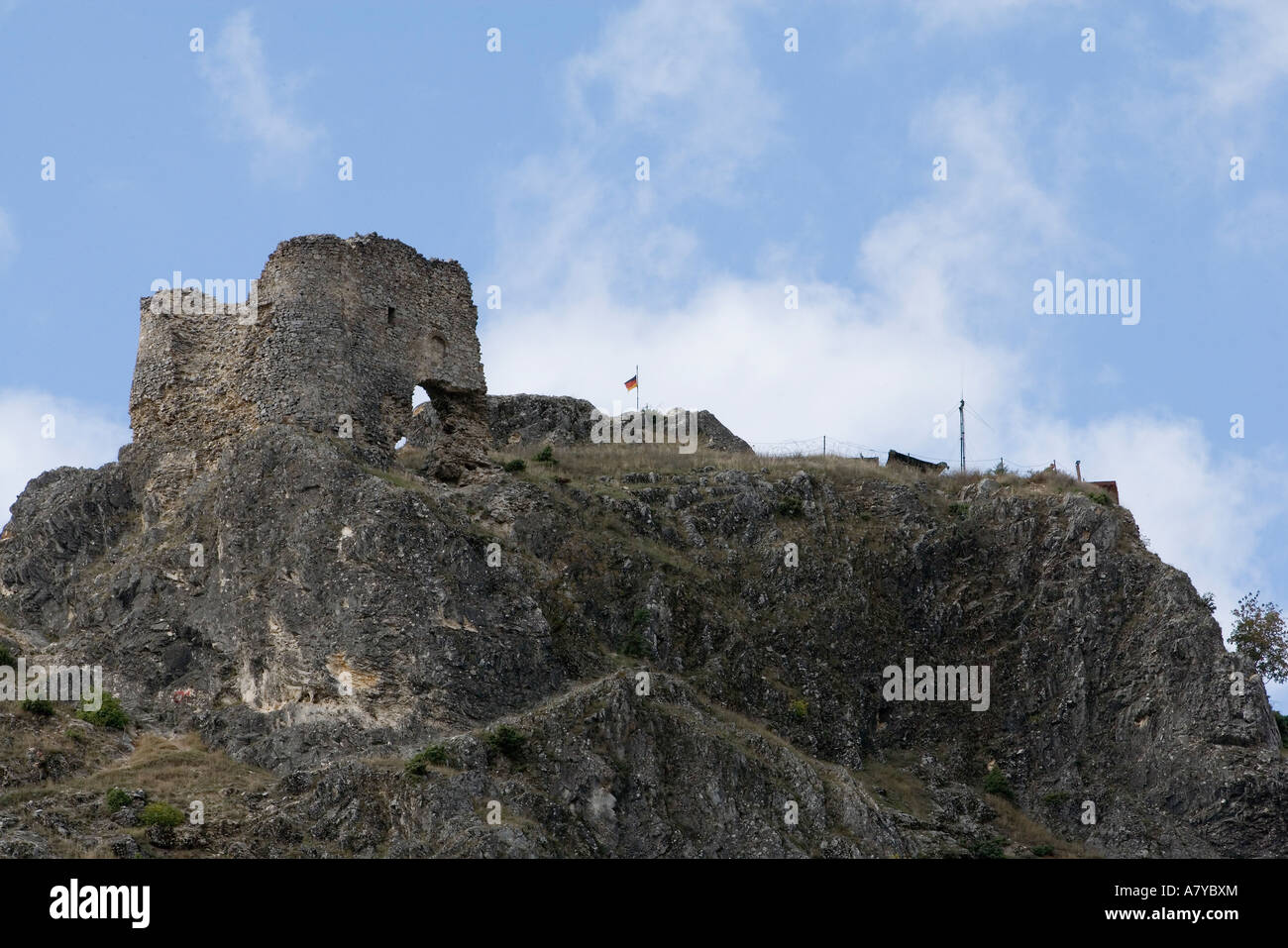 Hügel-Festung in der Nähe von Prizren. Unten sitzt heilige Erzengel-Kloster, zerstört und brannte im März 2004 Pogrom von Albanern. Stockfoto