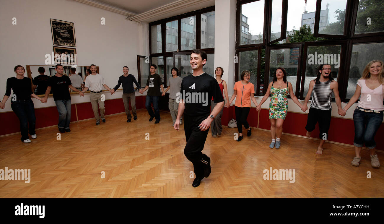 Traditionelle serbische Kolo Tanzen «Abrasevic» Tanz Klasse. Stockfoto