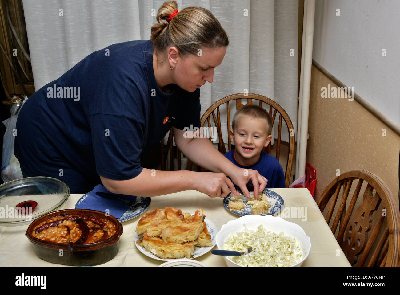 Die Familie zum Abendessen in Serbien. -Möglicherweise nicht bei Verleumdung gegen serbische Volk, Land, Vergangenheit oder Gegenwart. Stockfoto