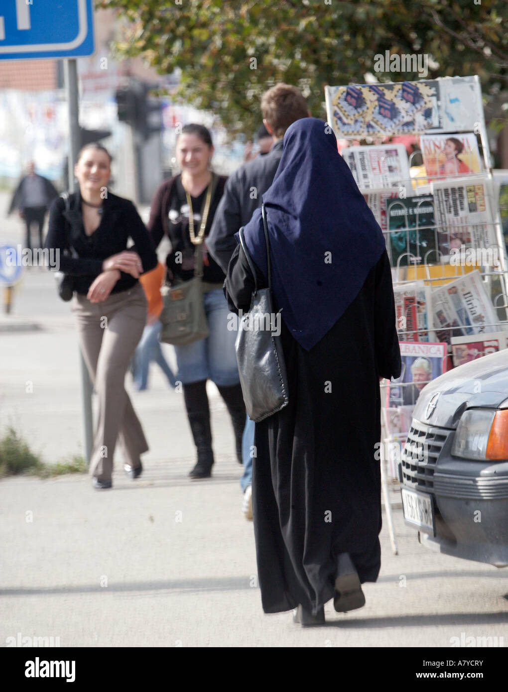 Serbien, Kosovo, muslimische Frau zu Fuß in die Stadt. Stockfoto