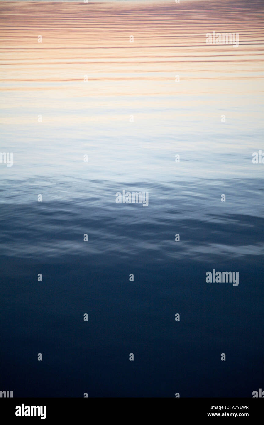 Abendhimmel spiegelt sich im Wasser Ephraim Wisconsin Stockfoto