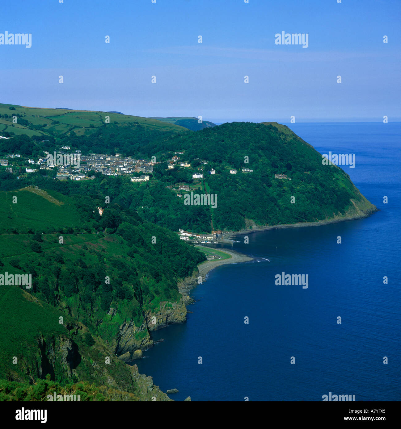 Suche nach unten entlang der Steilküste West und felsigen Küste von Countisbury Hill bis Dorf Lynton und Lynmouth North Devon England Stockfoto