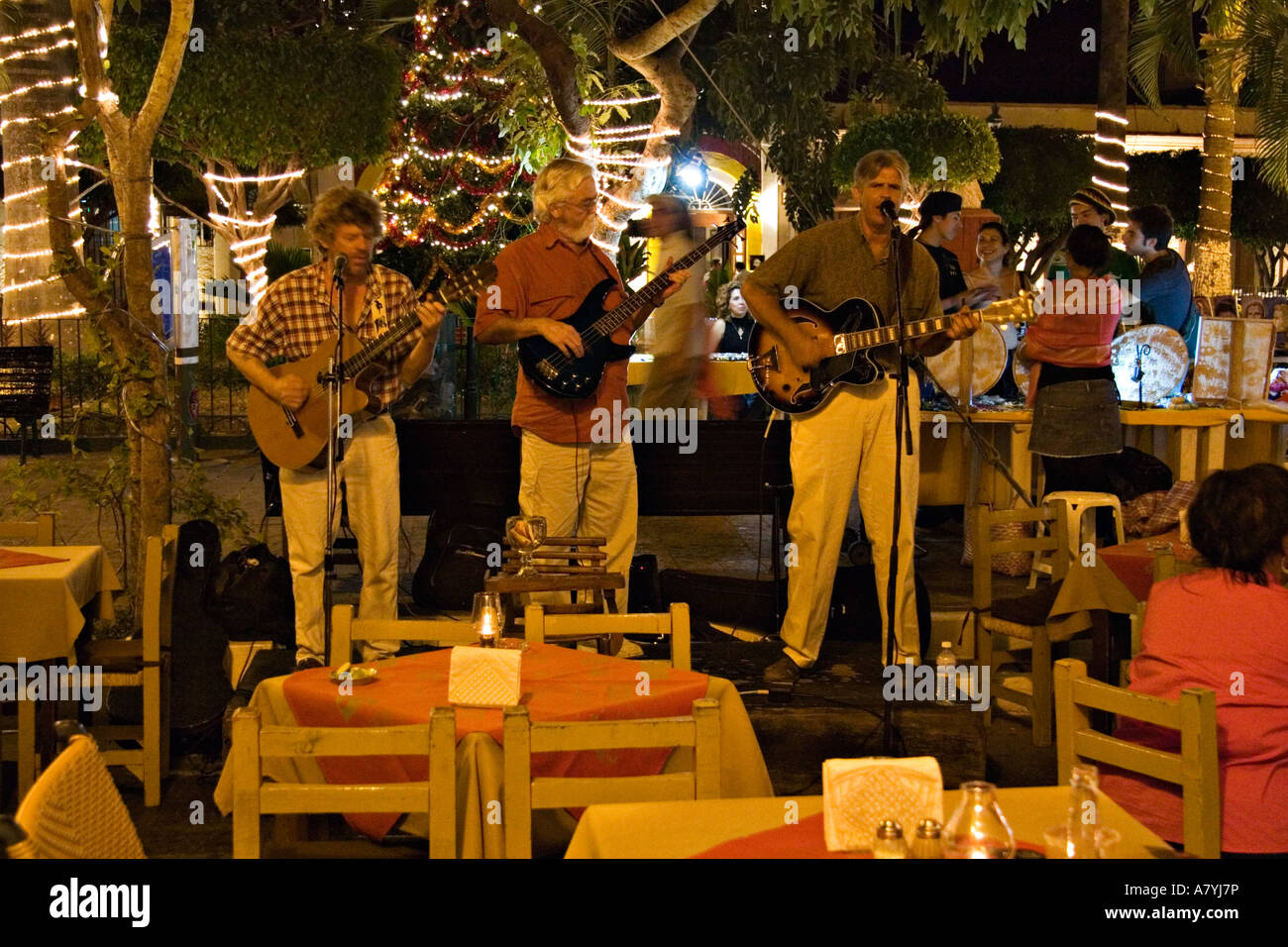 Mexiko, Mazatlan. Ein amerikanischer Volksmusik-Trio spielt in einem Restaurant am Plazuelo Machado während der Weihnachtsferien Stockfoto