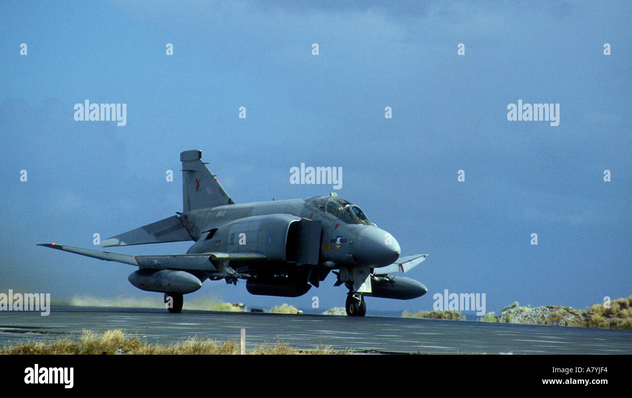 RAF F4 PHANTOM USA INTERCEPTOR JET STARTET VOM RAF-STANLEY, FALKLAND-INSELN IM JAHR 1984 Stockfoto