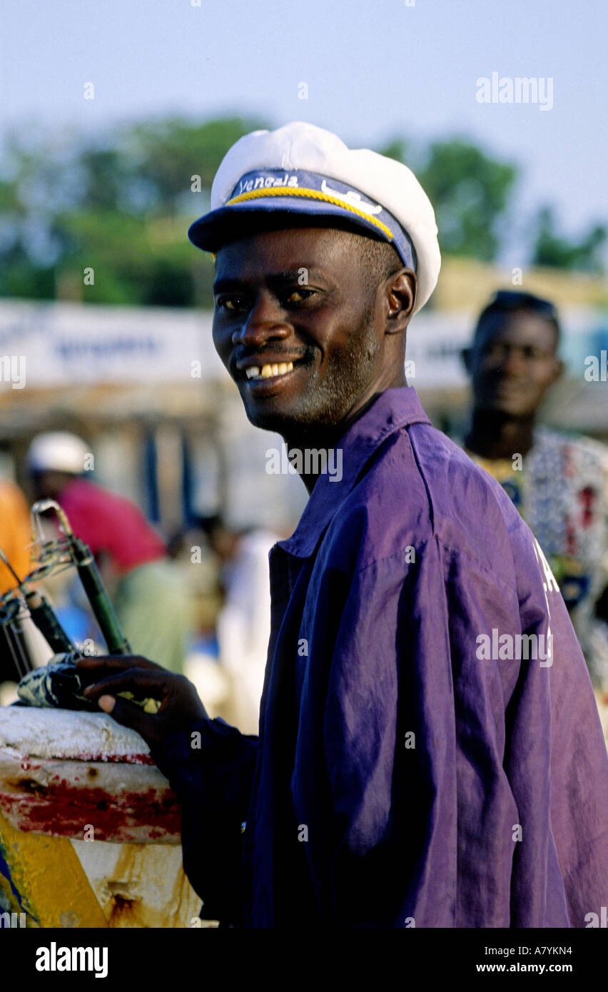 Senegal, vermietet das Dorf Saly in der Petite Cote, Kapitän Diallo seinem Einbaum an Touristen, die zum Fischen Stockfoto