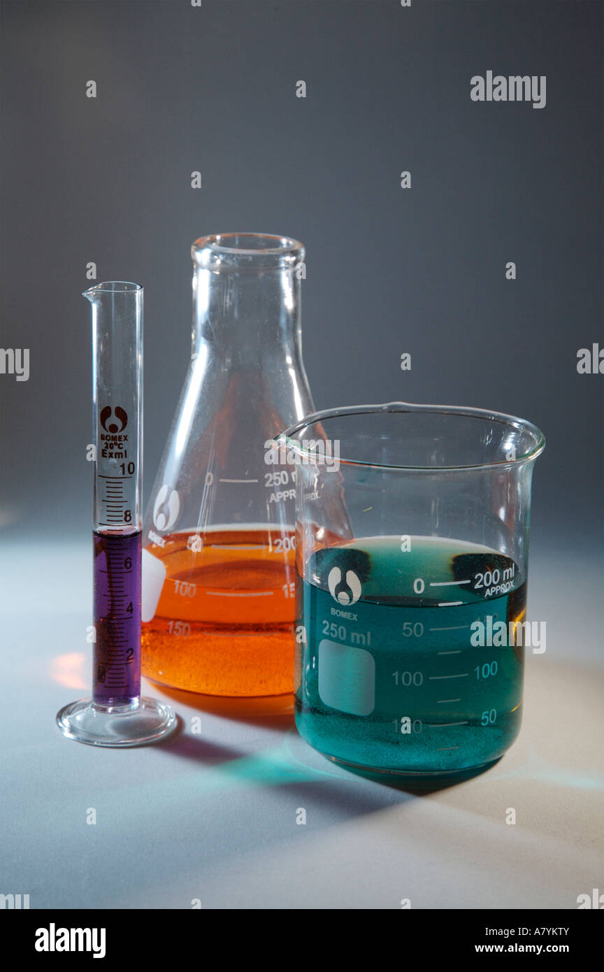 Farbige Lösungen im Laborglas Stockfoto