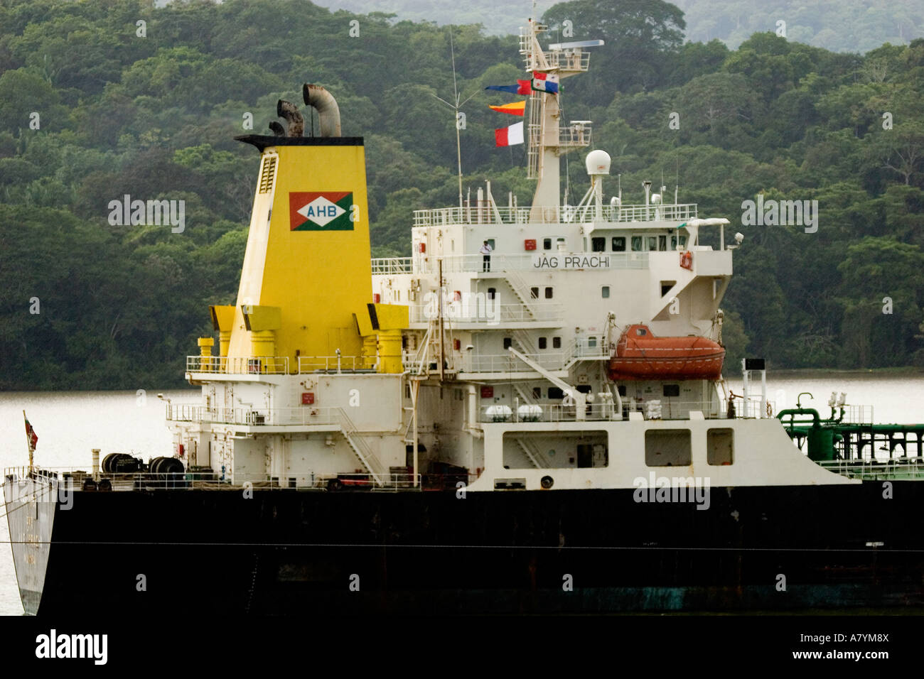 Panama, Panama-Kanal, das Schiff im Panamakanal, Regenwald im Hintergrund Stockfoto