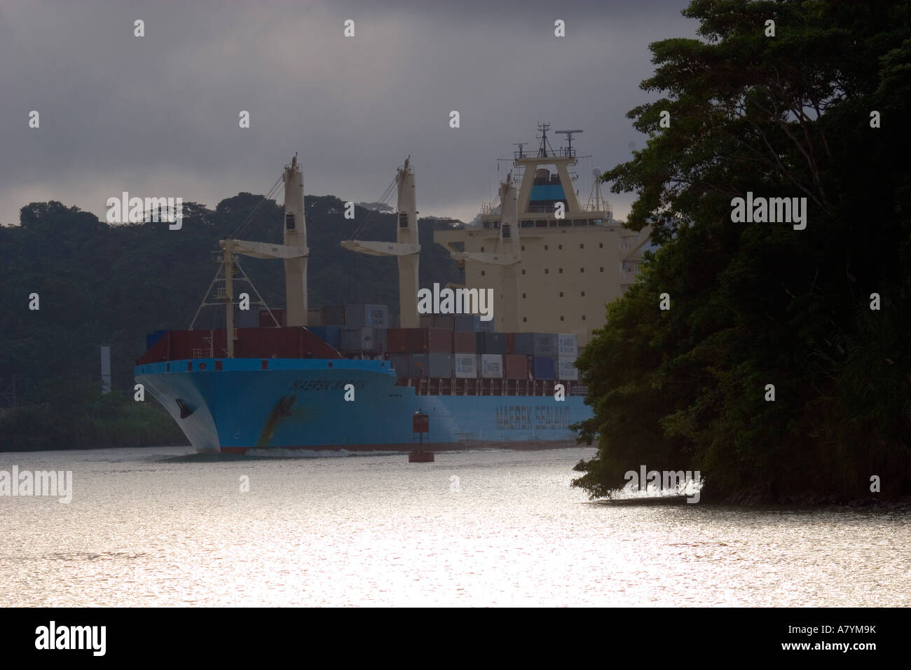 Panama, Panama-Kanal, das Schiff im Panamakanal, Regenwald im Hintergrund Stockfoto