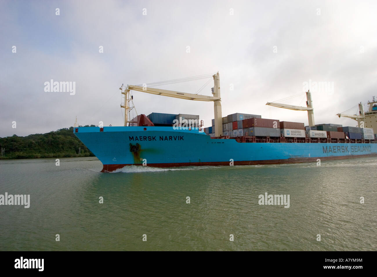 Panama, Panama-Kanal, das Schiff im Panamakanal, Regenwald im Hintergrund Stockfoto