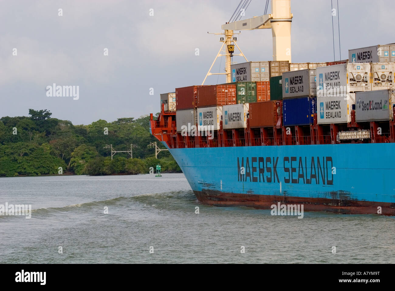 Panama, Panama-Kanal, das Schiff im Panamakanal, Regenwald im Hintergrund Stockfoto
