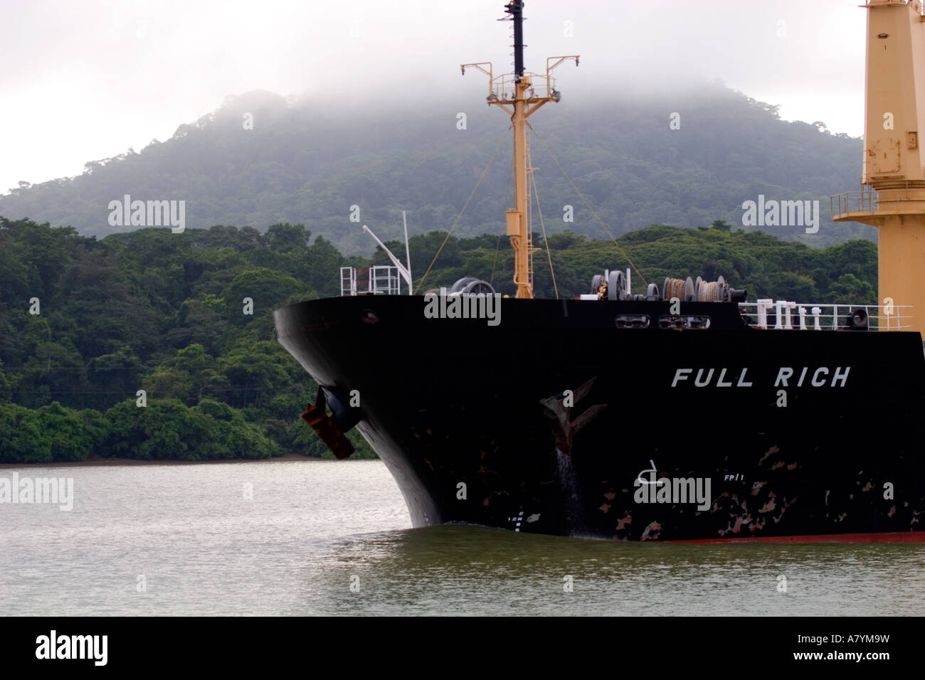Panama, Panama-Kanal, das Schiff im Panamakanal, Regenwald im Hintergrund Stockfoto