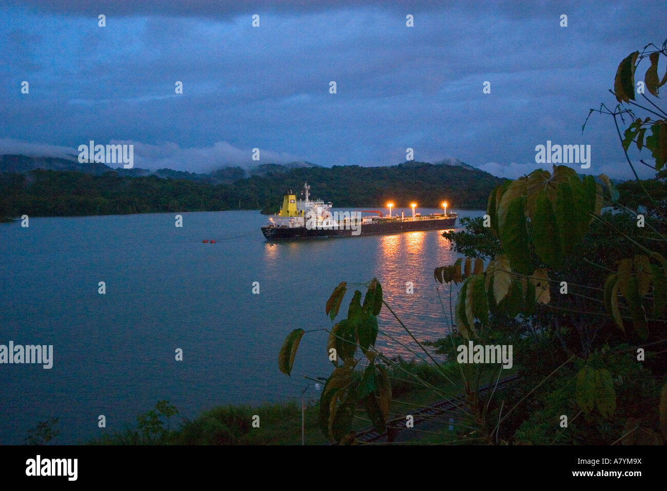 Panama, Panama-Kanal, das Schiff im Panamakanal, Regenwald im Hintergrund Stockfoto