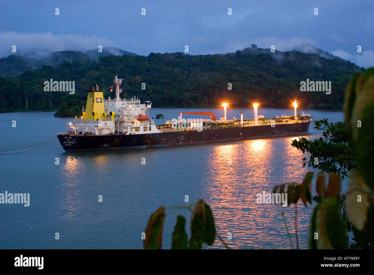 Panama, Panama-Kanal, das Schiff im Panamakanal, Regenwald im Hintergrund Stockfoto