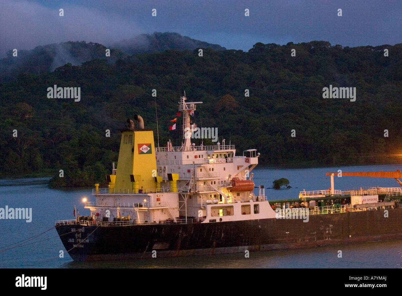 Panama, Panama-Kanal, das Schiff im Panamakanal, Regenwald im Hintergrund Stockfoto