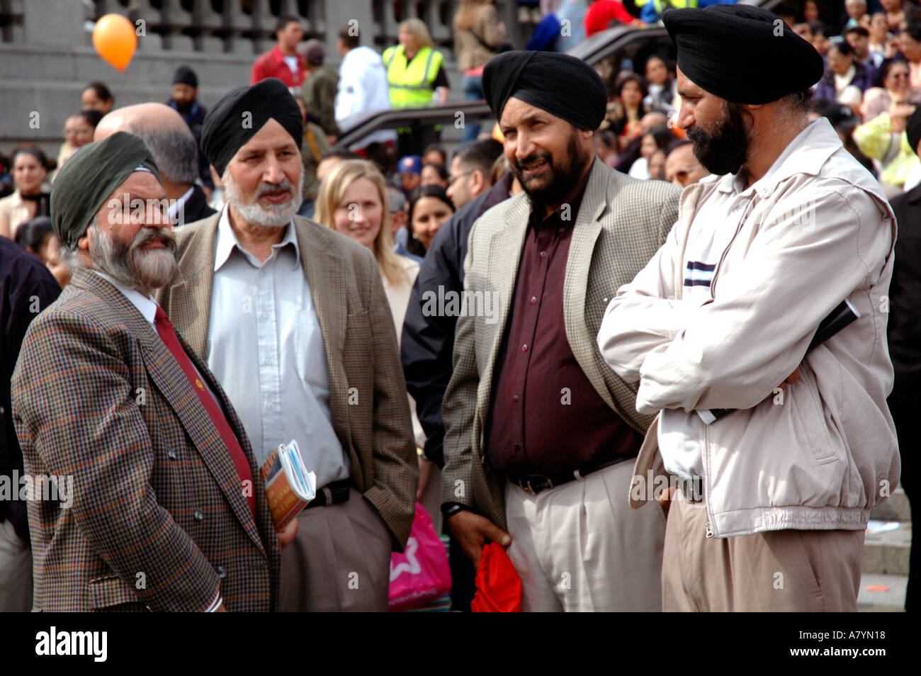 Die Sikh-Gemeinschaft feiern Vaisakhi in Trafalgar Square in London, April. Stockfoto