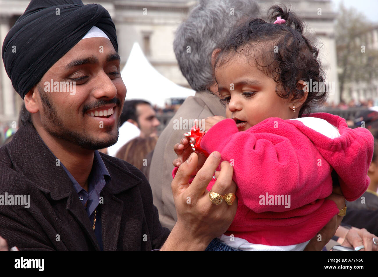 Die Sikh-Gemeinschaft feiern Vaisakhi in Trafalgar Square in London, April. Stockfoto