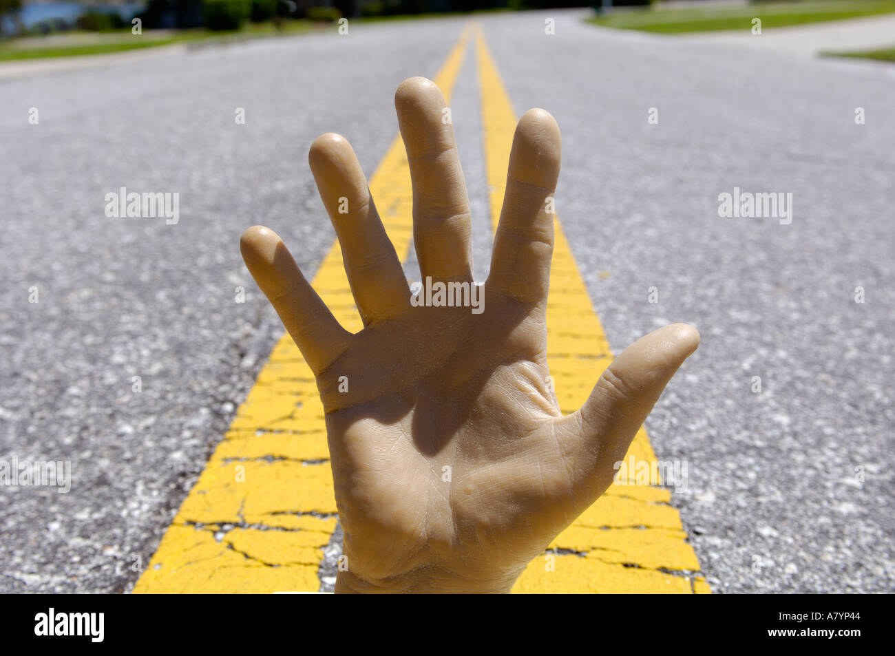 konzeptuelle Ansicht Mann s hand aufs gelbe Streifen in Fahrbahn Stockfoto