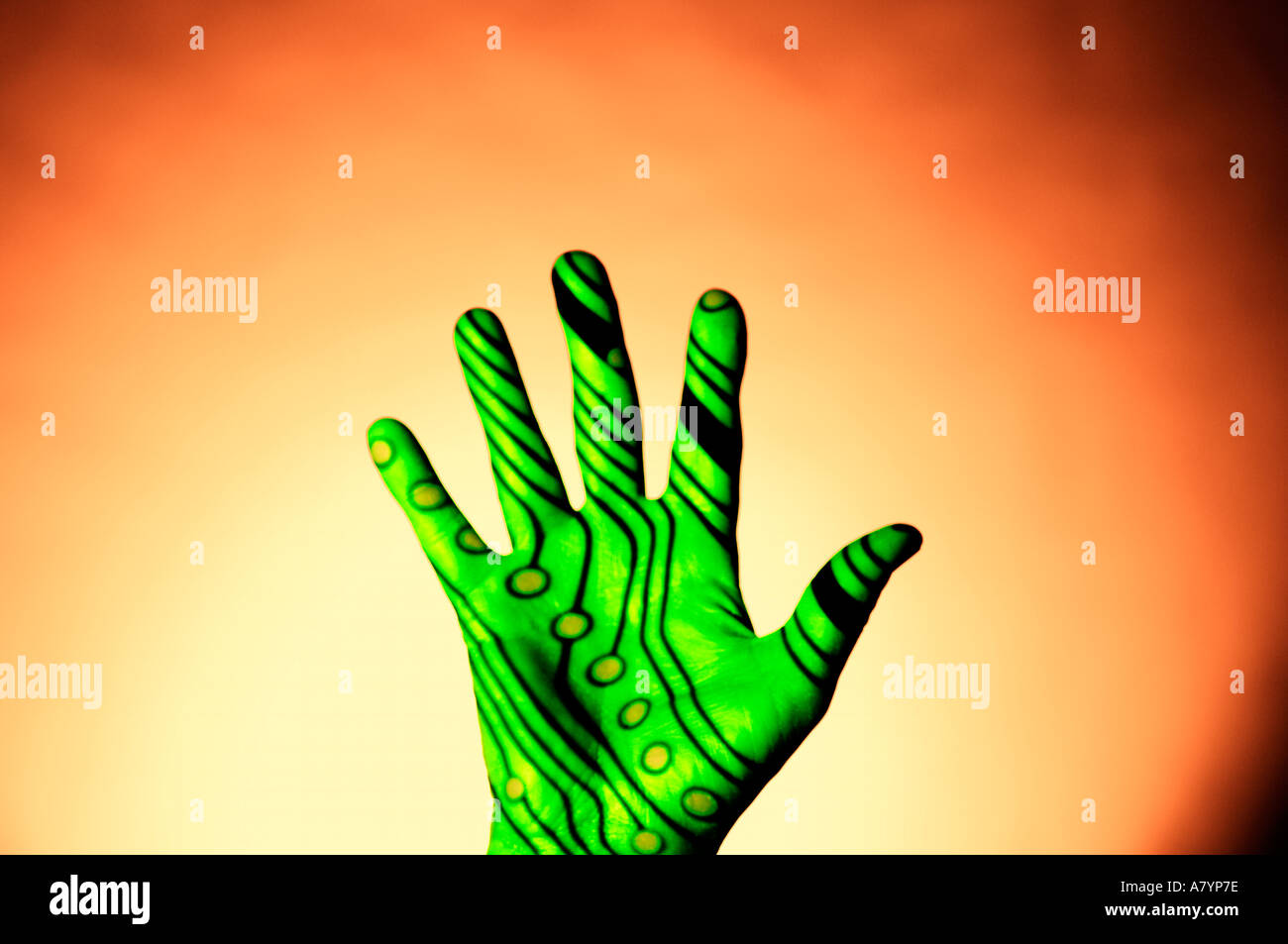 offene Hand projizierte Bild der Platine auf der Handfläche und Finger anzeigen Stockfoto