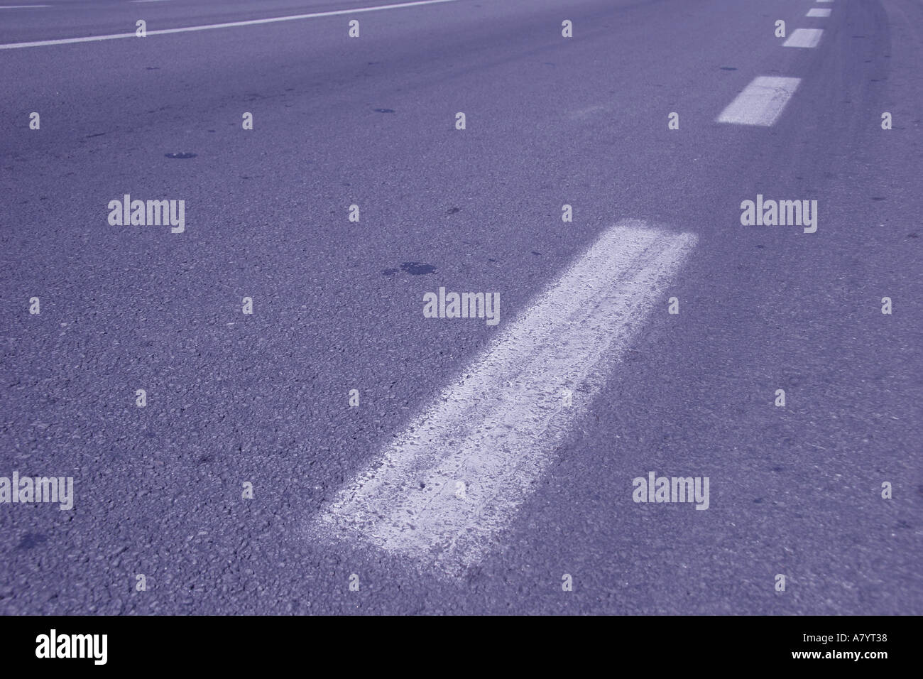 Symbolische Markierungen Autofahrer geben Hinweise auf Autobahn Stockfoto