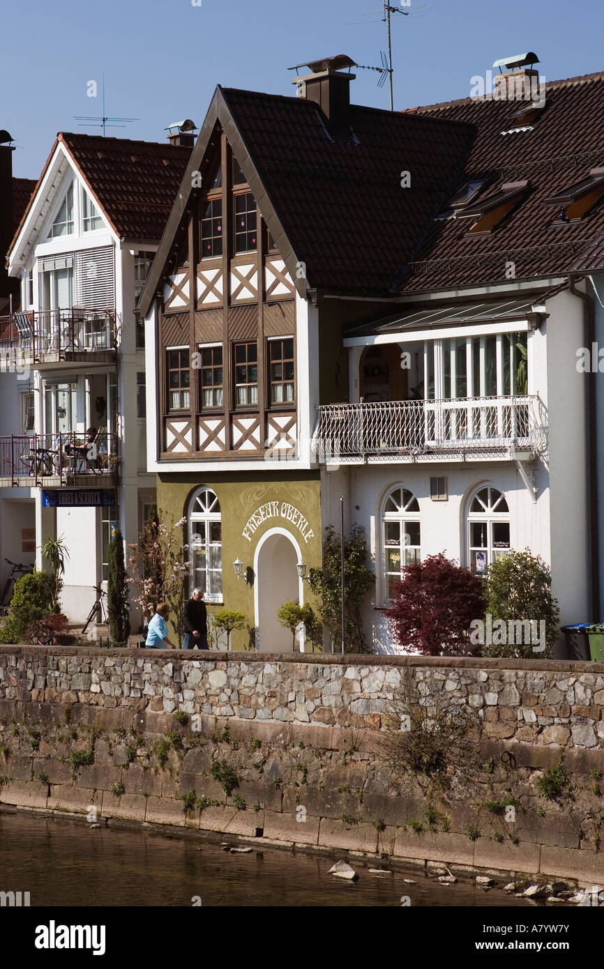 Häuser am Ufer des Flusses Kinzig Wolfach Schwarzwald Deutschland April 2007 Stockfoto