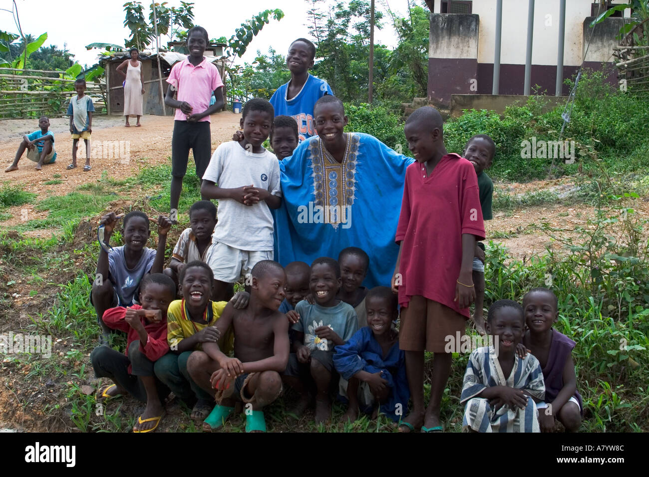 Große Gruppe junger glücklicher, neugieriger, sorgloser afrikanischer Dorfjungen, westliche Region, Ghana, Westafrika Stockfoto