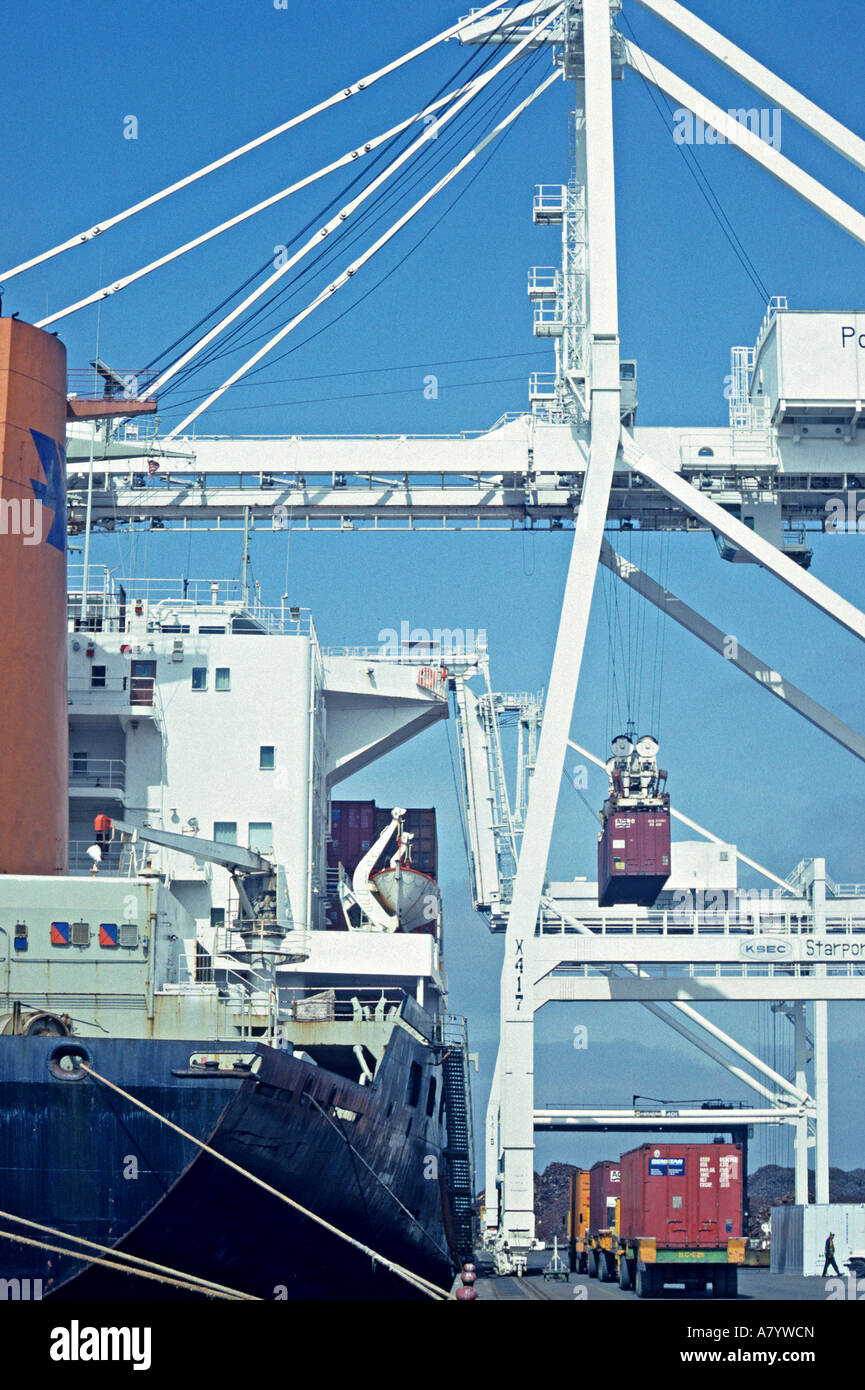 Containerschiff im Hafen von Oakland Kalifornien laden Stockfoto