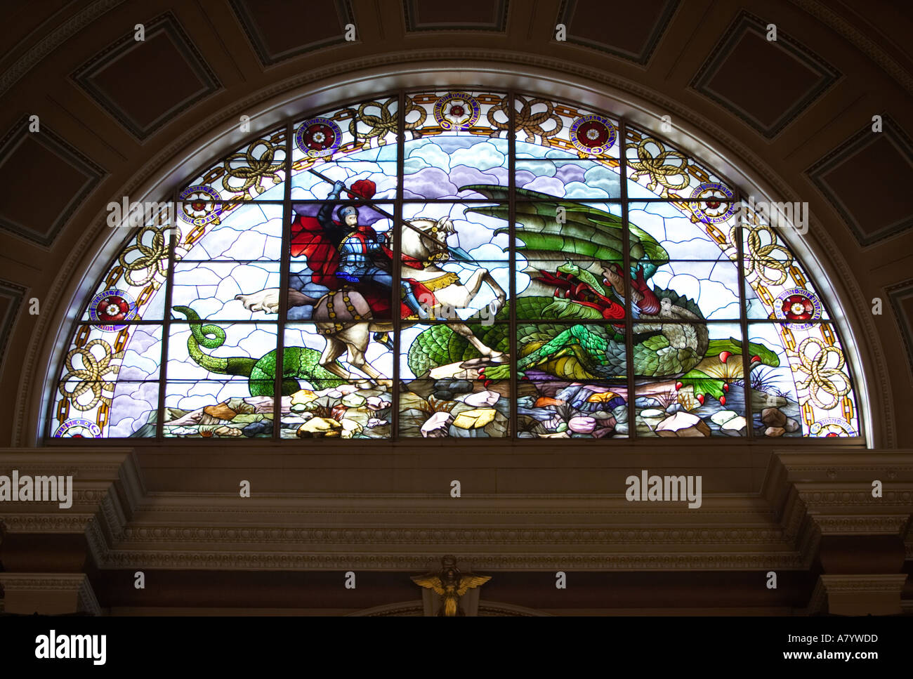 Glasfenster von St. George und der Drache in der Aula, St Georges Hall, Liverpool, England, UK Stockfoto