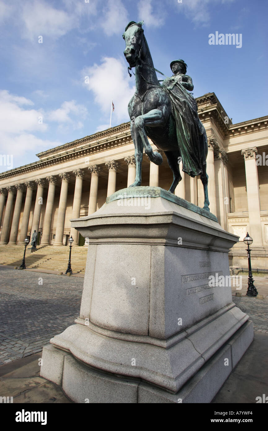 Bronze-Statue von Königin Victoria auf dem Pferderücken bei St Georges Hall, Liverpool, Merseyside, England, UK Stockfoto