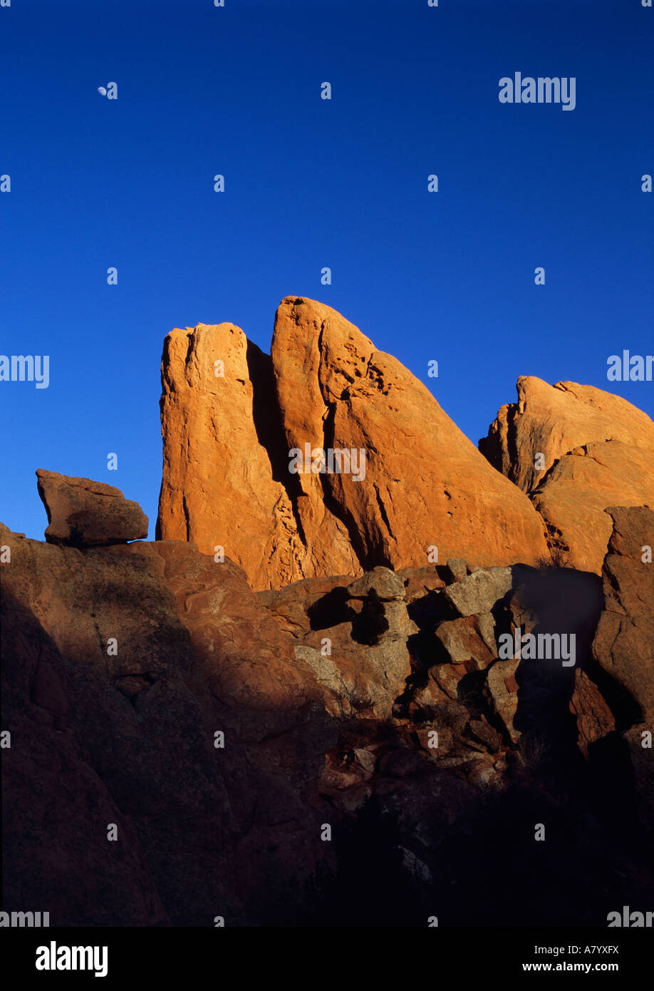 Sandstein leuchtet rot, wenn die Sonne in Colorado Springs spektakuläre