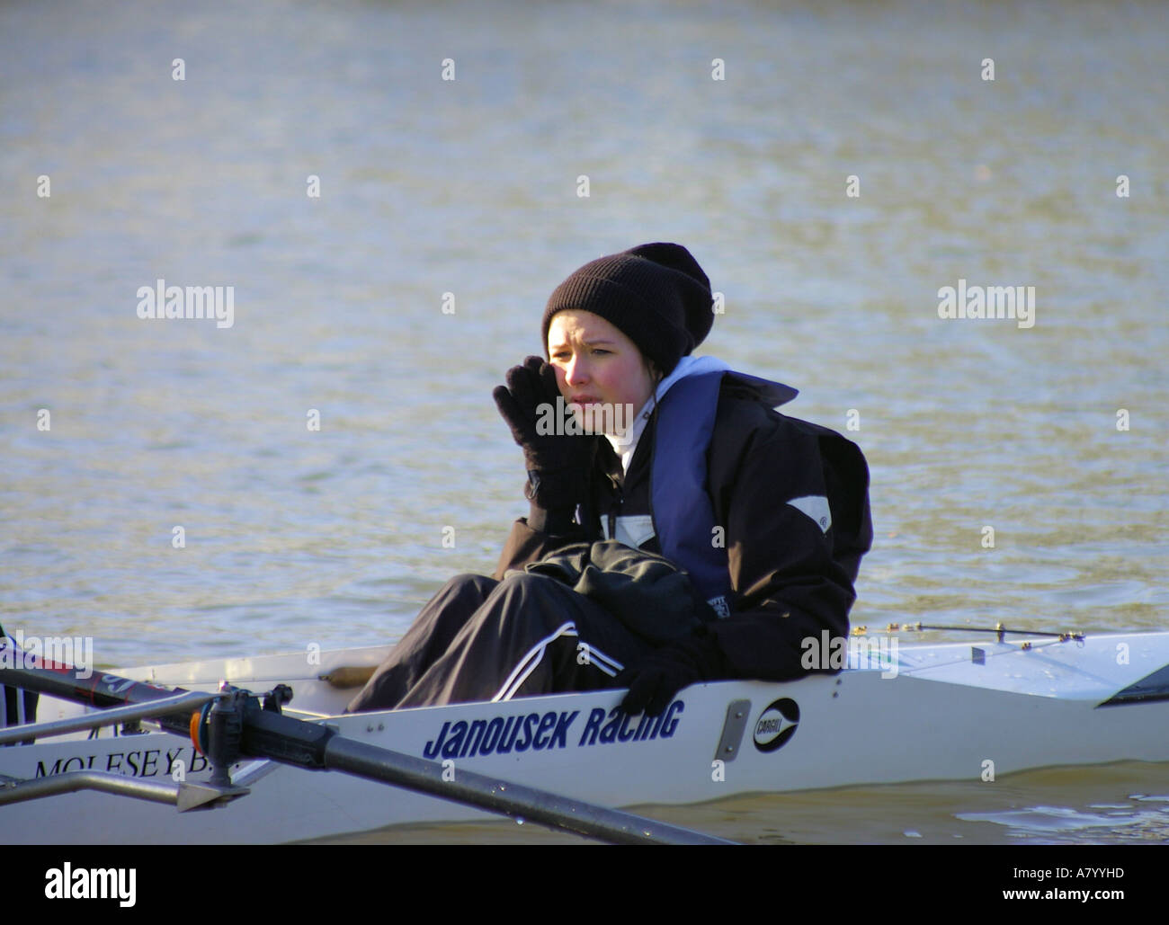 eine weibliche Cox am Ruder-Event auf der Themse an einem kalten Wintertag Stockfoto