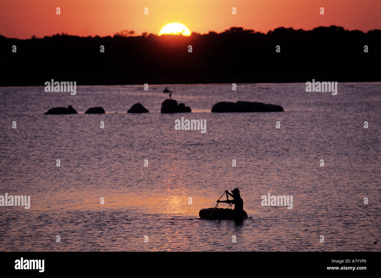 Sri Lanka, North Central Region, Anuradhapura, Fischer in Basawak Kulama Stausee bei Sonnenuntergang Stockfoto