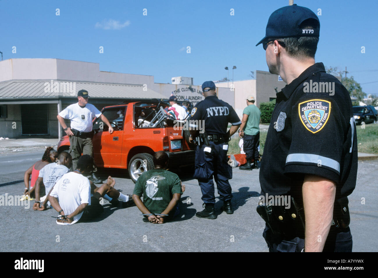 USA, Louisiana, New Orleans, NYPD Offiziere verhaften Plünderer nach dem Hurrikan Katrina. Stockfoto