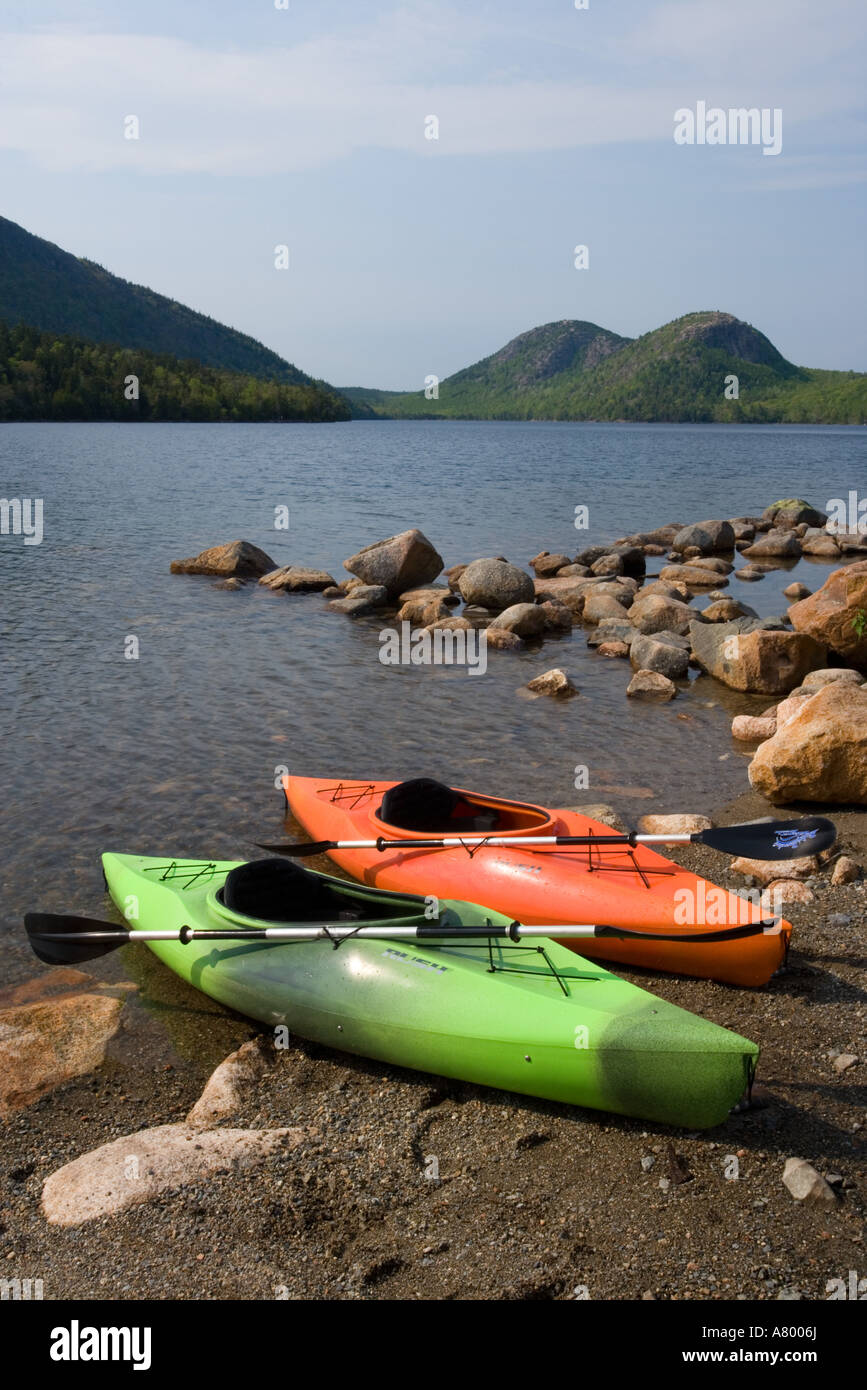 Kajaks am Ufer Jordan Pond in Maine Acadia National Park.  Die Bläschen sind in der Ferne. Stockfoto