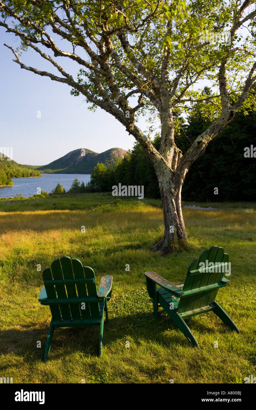 Die Adirondack Stühle auf dem Rasen des Jordan Teichhaus in Maine Acadia Nationalpark Stockfoto