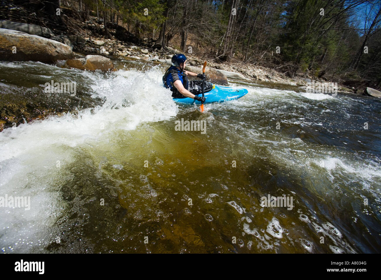 Kajak Ashuelot River in Surry, NH.  Ein Nebenfluss des Connecticut River. (MR) Stockfoto