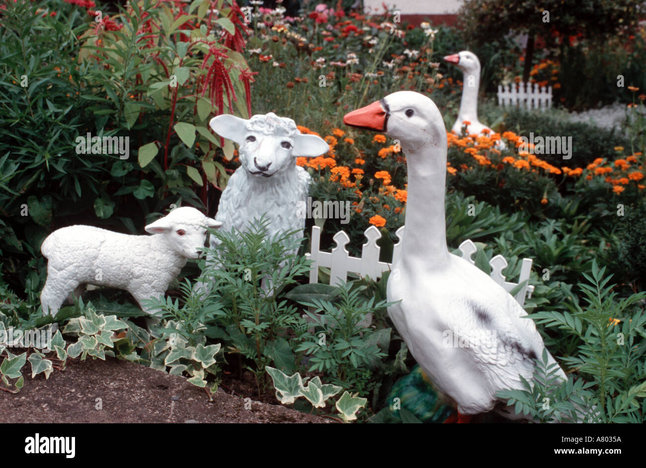Putz Tierfiguren In Einem Garten In Deutschland Stockfoto Bild
