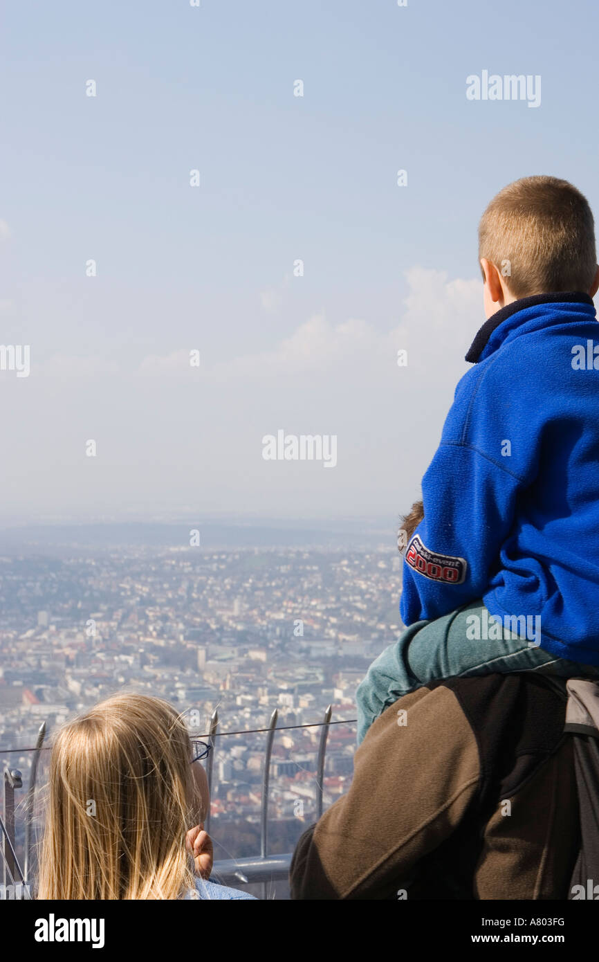 Besucher auf der Panoramaplattform auf der Stuttgarter Fernsehturm Stuttgart Deutschland April 2007 Stockfoto