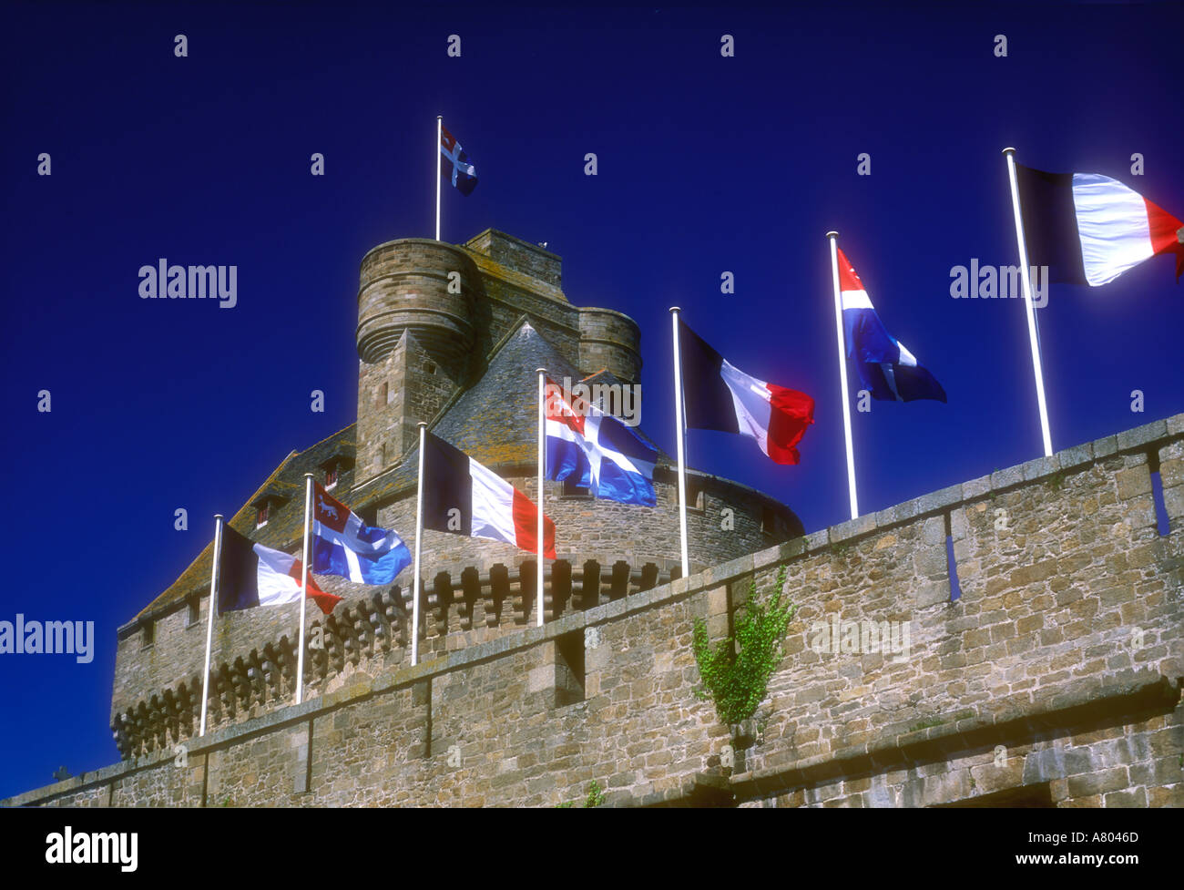 Europäische Union Flaggen auf der Stadtmauer von St. Malo Brittany France Stockfoto