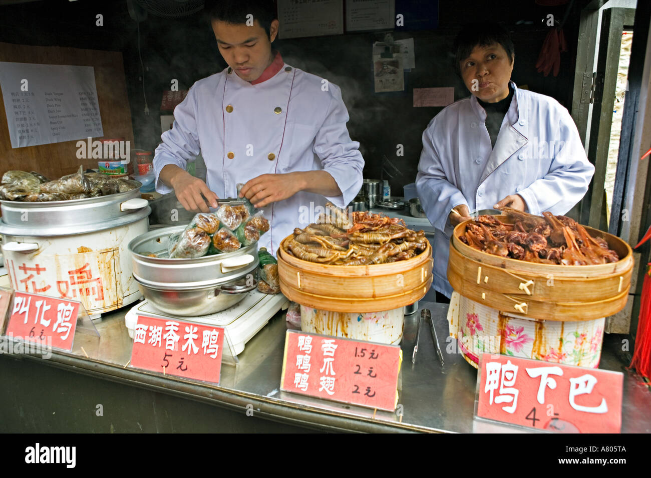 CHINA-HANGZHOU chinesische Arbeiter bereiten traditionelle Lebensmittel einschließlich Ente Köpfe und Ente Füße in ein Food-Court-Bereich Stockfoto