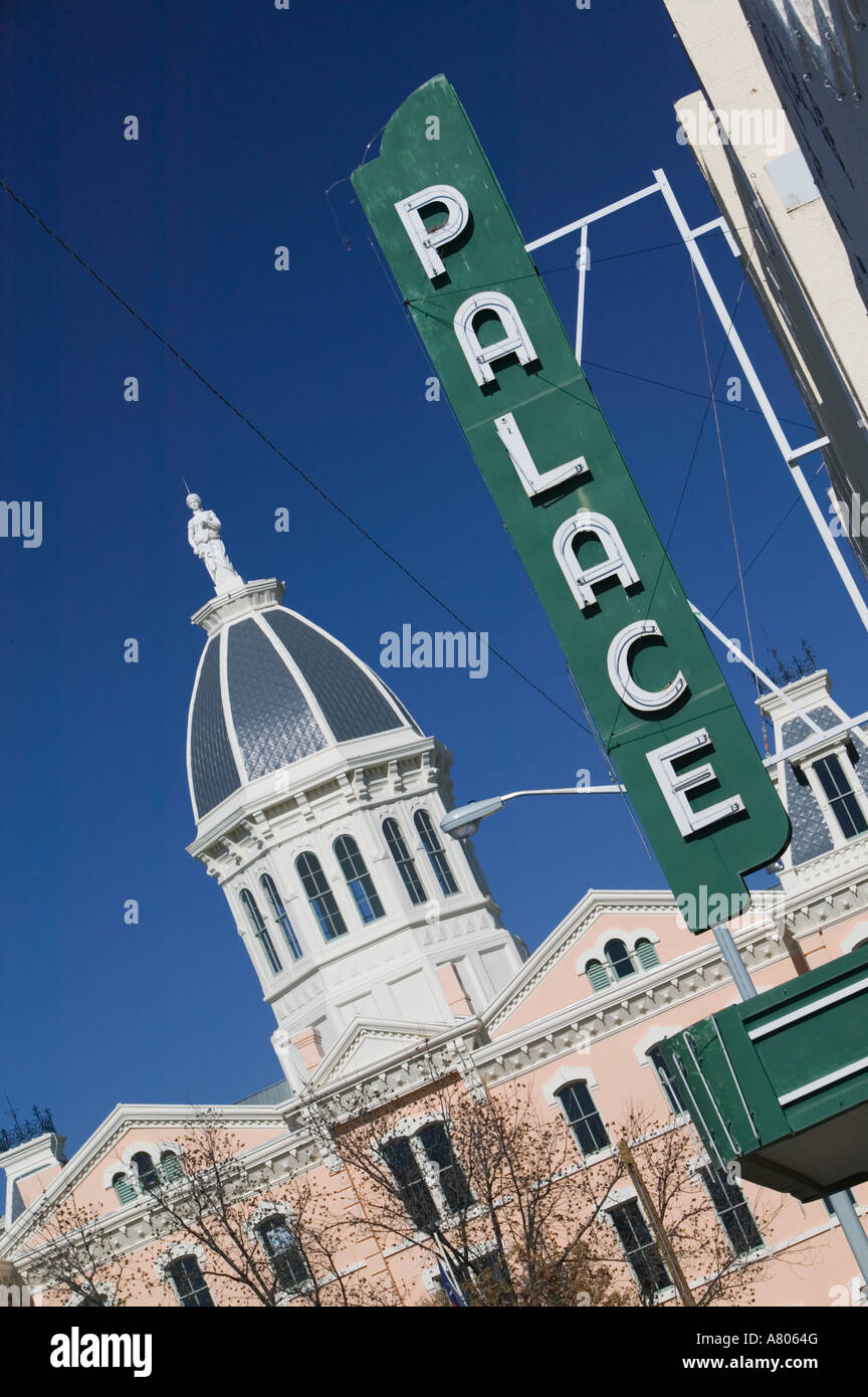 USA, TEXAS, West-Texas, Marfa: Presidio County Courthouse (b.1886) & Palace Theater Zeichen Stockfoto