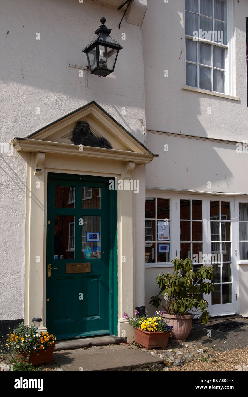 Georgische Tür zum BlackLion Pub in kleinen Walsingham, Norfolk, England Stockfoto
